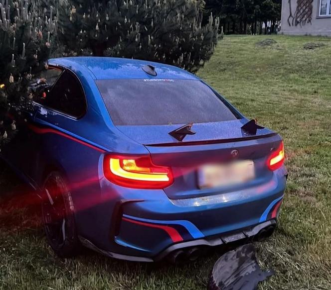 Wypadek BMW. Kierowca wjechał w drzewa
