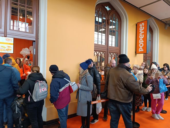 Popeyes na Dworcu Głównym we Wrocławiu otwarty! Spora kolejka, muzyka na żywo i darmowy kurczak