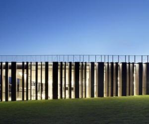 Giant's Causeway Visitor Centre. Autorzy: Heneghan & Peng Architects. Fot. www.hparc.com