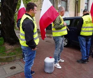 Rolnicy z Warmii i Mazur pod biurem posła Lewicy