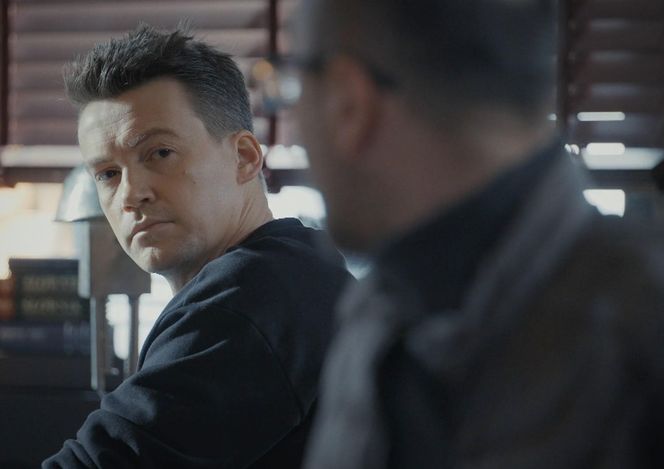 M jak miłość, odcinek 1856: Jakub Karski (Krzysztof Kwiatkowski), klient (Michał Żerucha)