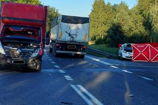 Mała toyota została wepchnięta pod ciężarówkę. Kierowca nie miał szans