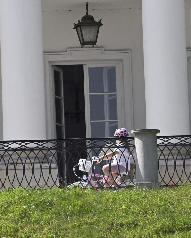 Kasia Nawrocka czuje się już w Belwederze jak u siebie! Przemieszcza się na rowerku!