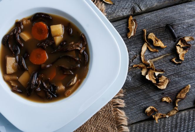 Zupa grzybowa: przepis na grzybową z łazankami