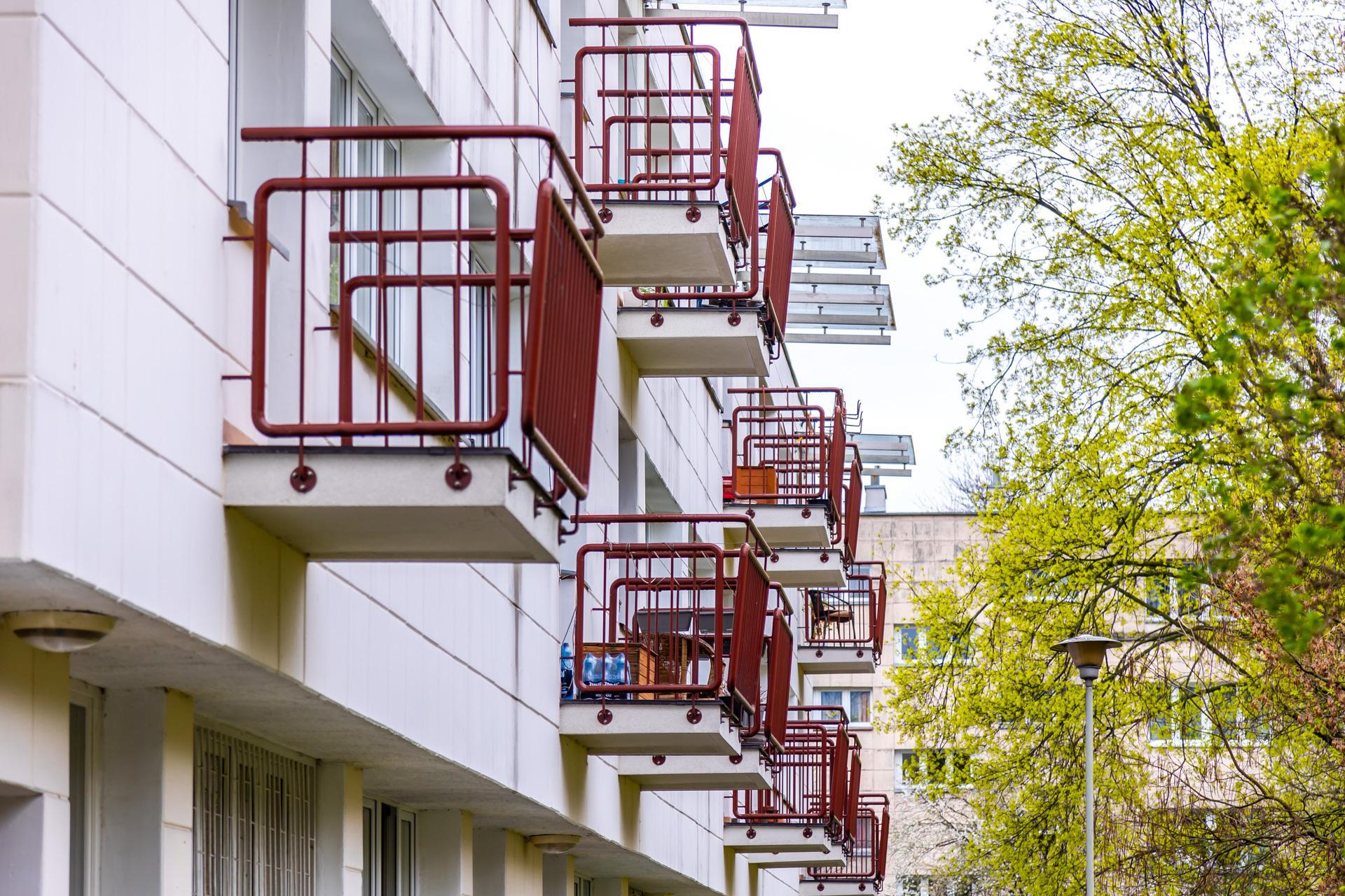 Osiedle WSM Koło II w Warszawie - zdjęcia. Pablo Picasso na ścianie i klatki schodowe typu ser