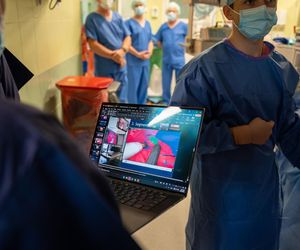 Sztuczna inteligencja przeprowadza operacje.