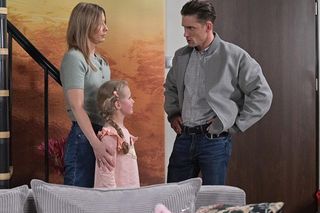 Pierwsza miłość, odcinek 4025: Kalina (Magdalena Wieczorek), Oskar (Filip Gurłacz), Marlenka (Amelia i Emilia Baranowskie)