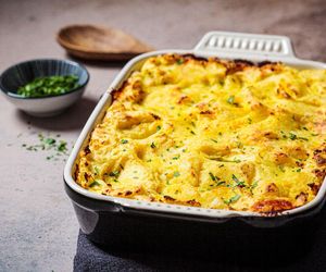 Ścieram ziemniaki i mieszam z tymi grzybami. Babka ziemniaczana w wersji wege smakuje wybornie    