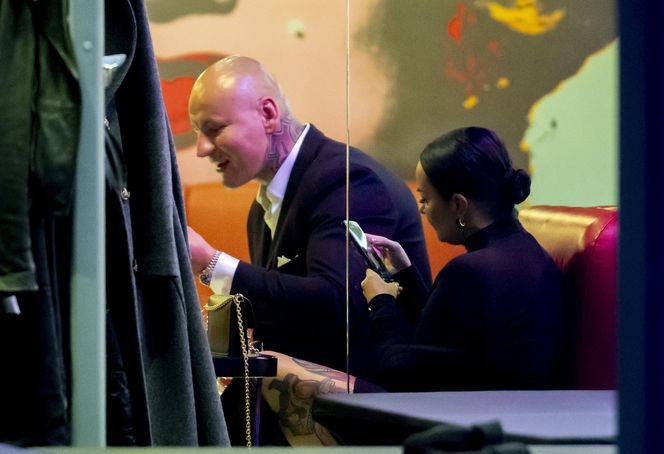 Artur Szpilka na sushi z najbliższymi po premierze filmu "Szpilka"