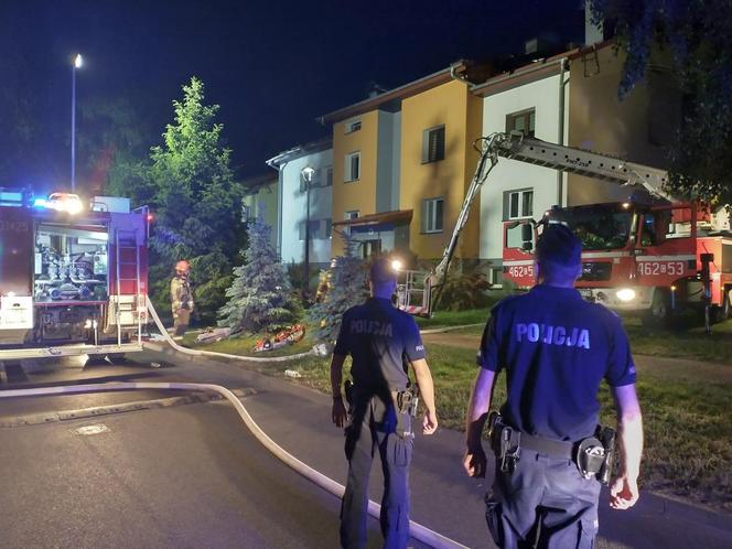 Najpewniej to on podpalił blok, potem czekał na strażaków z nożem. Padły strzały, a na miejscu lądował helikopter 