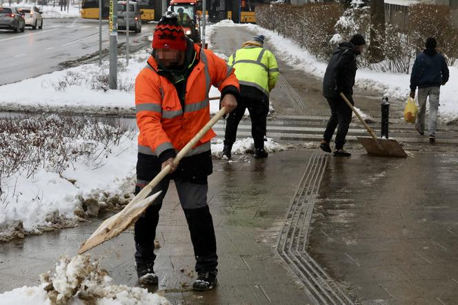 Warszawa nie radzi sobie z atakiem zimy. Chodniki toną w śniegu