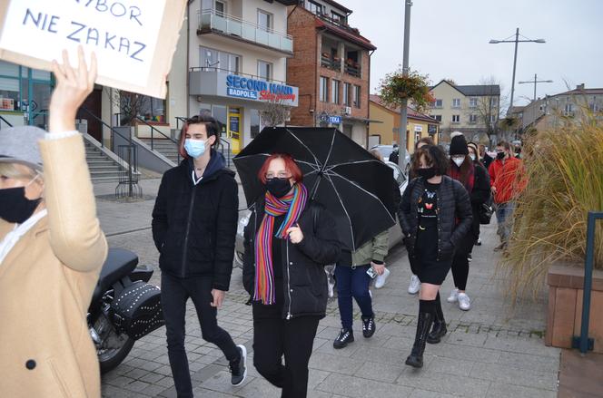 "NIE JESTEŚMY INKUBATORAMI" w Starachowicach też protestowali przed biurami posłów PiS 