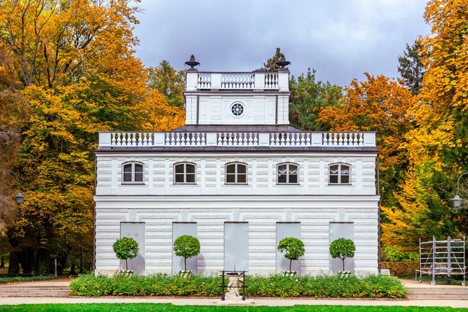 Łazienki Królewskie w Warszawie jesienią