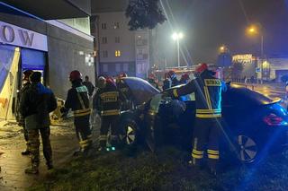 Poważny wypadek w Toruniu. Wjechała volkswagenem w wystawę sklepową