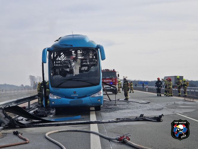 Na A2 na wysokości Gręzowa zapalił się autobus turystyczny