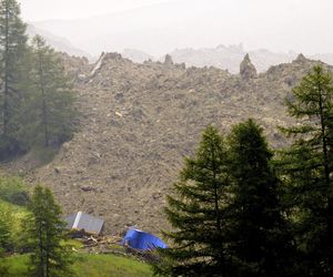 Szwajcaria. Kamienna lawina pogrzebała alpejską wioskę, gdy oderwał się ogromny fragment lodowca