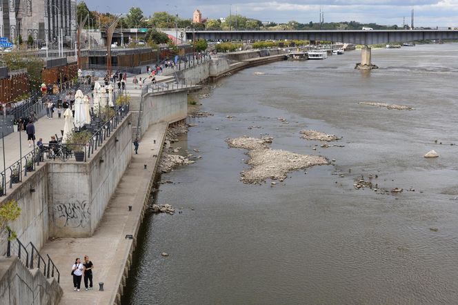 Rekordowo niski stan wody w Wiśle w Warszawie (23.08.2025)