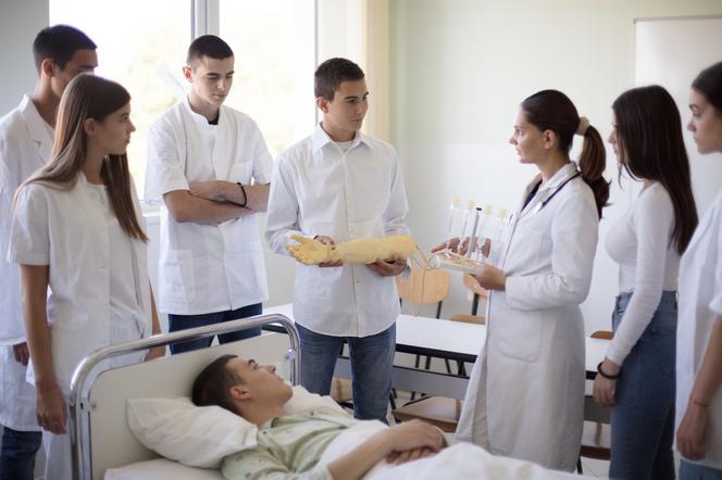 Czy studenci medycyny będą uczyć młodszych kolegów? Kuriozalny pomysł ministerstwa krytykują lekarze