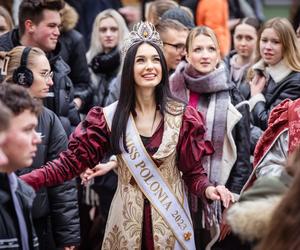 Maturzyści tańczą poloneza na Rynku w Opolu