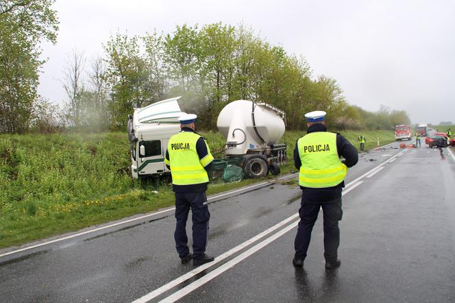 Tragiczne skutki wypadku w Mrozowie! Nie żyje młody kierowca