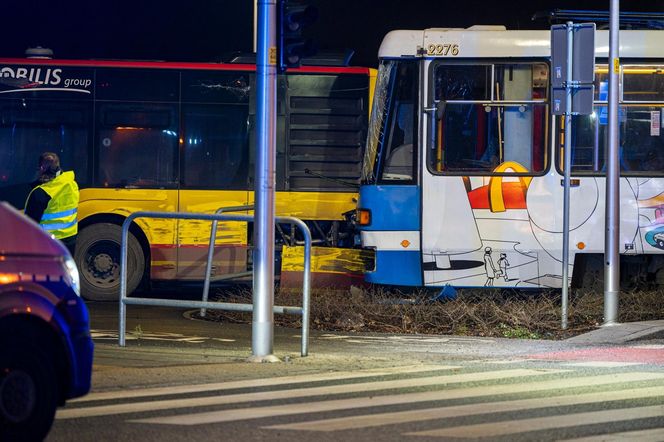 Zderzenie tramwaju linii 10 z autobusem 107 we Wrocławiu