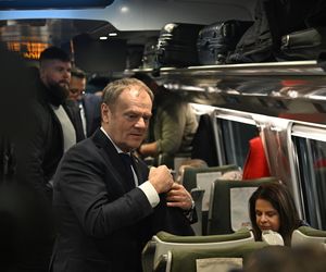 Tusk i jego ekipa w drodze do Gdańska. Pojechali pociągiem 