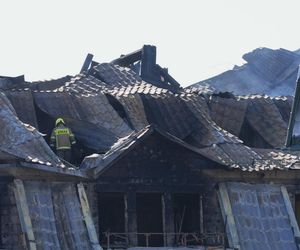  Zniszczenia bloku mieszkalnego po pożarze w Ząbkach