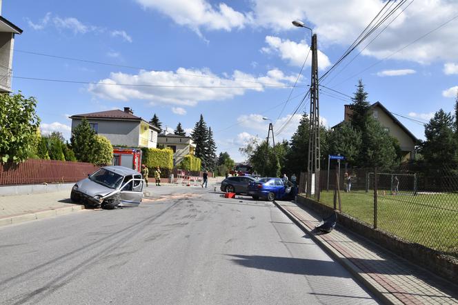 Kolizja trzech aut na skrzyżowaniu Jaracza i Ćwiklińskiej w Tarnowie