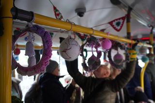 Mikołajkowy trolejbus wyjechał na ulice Lublina! Jakie dekoracje świąteczne zdobią jego wnętrze? Zobacz koniecznie