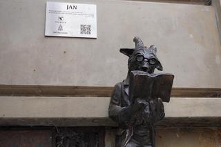 Zaczytany „Jan” oparł się kopytkiem o lubelską kamienicę! Koziołek inspirowany powieścią Bolesława Prusa pojawił się w miejskiej infrastrukturze. ZDJĘCIA