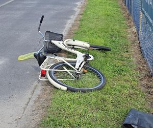 Samochód huknął w rowerzystkę! Kobieta nie przeżyła. Wszystko się nagrało