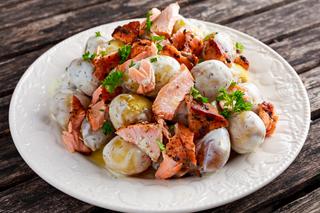 Brzuszki łososia z ziemniakami i sosem jogurtowym - pyszna sałatka na ciepło