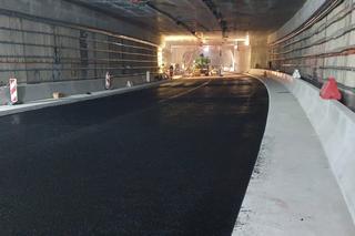 Tunel pod Świną coraz bliżej ukończenia. Wylewają już asfalt! 