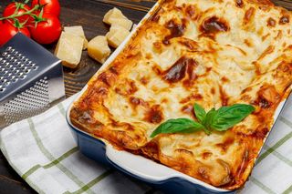Z mięsa mielonego i cukinii robię pełną smaku zapiekankę. Włoski klimat czuć od pierwszego kęsa 