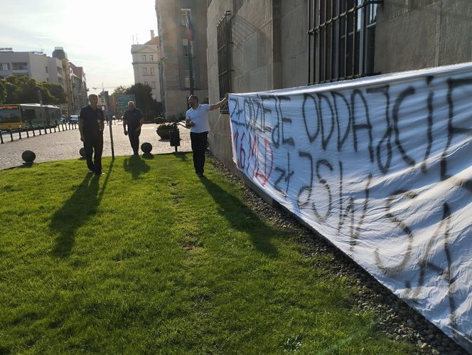 Paraliż w Katowicach. Rozpoczął się protest górników i hutników. "Stal się hartuje, a rząd ją rujnuje"