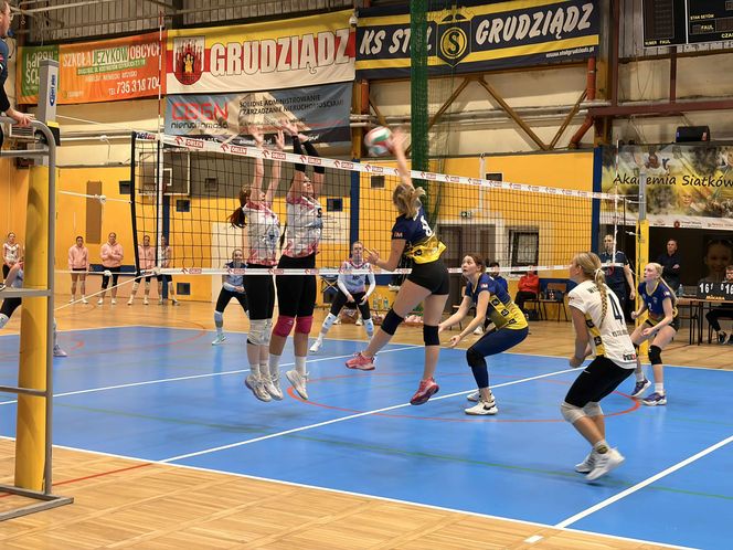 Siatkarki Stali Grudziądz przegrywają z AZS-em Bydgoszcz. Decydowały końcówki setów