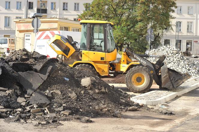 Wrócił ruch na obie jezdnie Placu Trzech Krzyży. Inwestycja mocno opóźniona