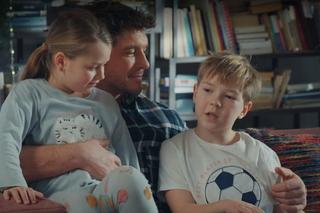 M jak miłość odc. 1796. Marcin (Mikołaj Roznerski), Szymek (Staś Szczypiński), Maja (Laura Jankowska)