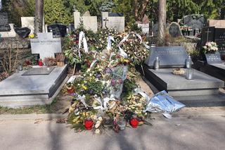 Minęły 22 dni od śmierci Alicji Kapuścińskiej. Jej grób wciąż tonie w kwiatach
