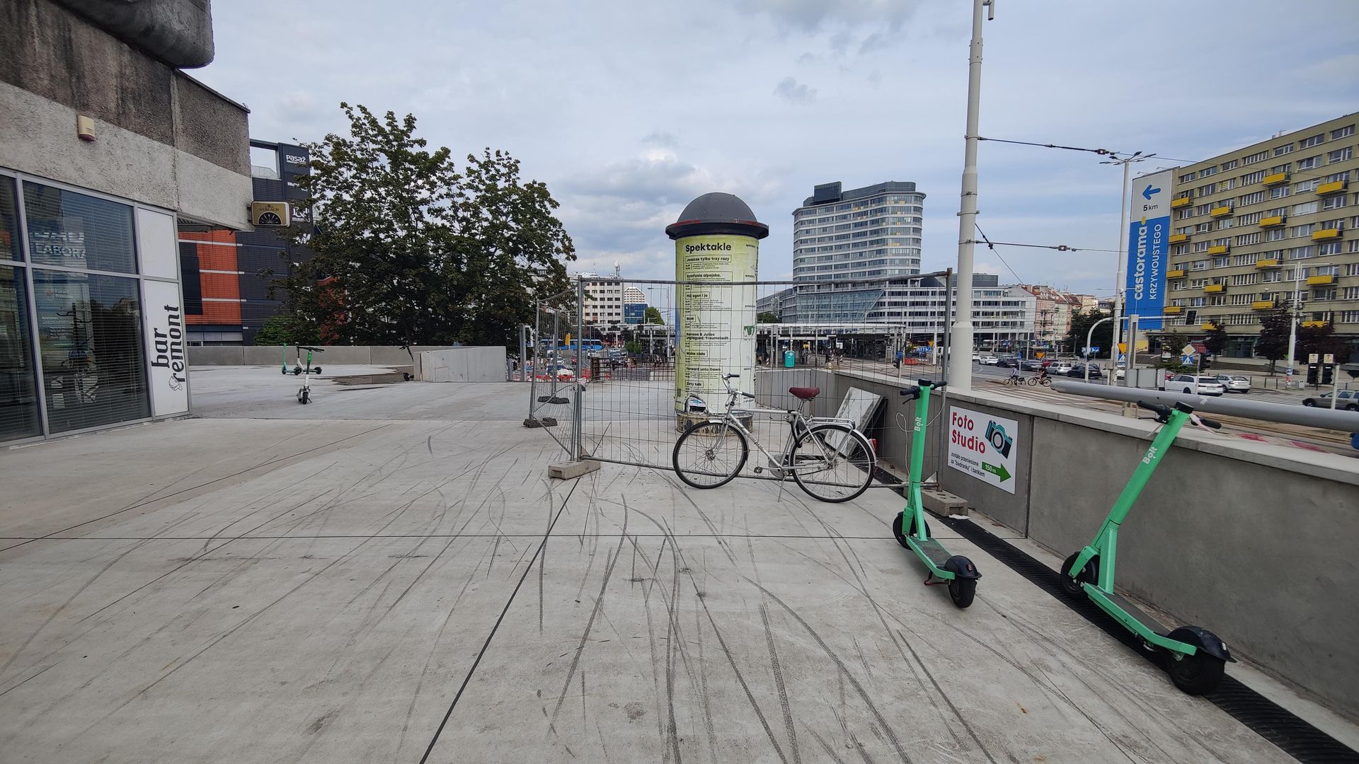 Remont esplanady przy Sedesowcach we Wrocławiu