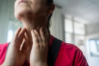 Nie ignoruj tego symptomu. To może być pierwszy sygnał raka głowy i szyi