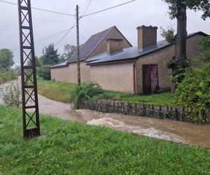 Jelenia Góra zalana. Pod wodą jest już 30 domostw, wiele dróg jest nieprzejezdnych 