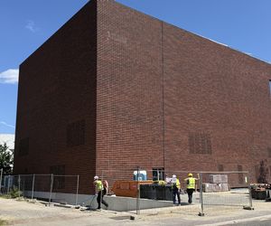 Akademia Muzyczna w Katowicach z nową siedzibą z czerwonej cegły.  Ambitny projekt z „oknem” na świat