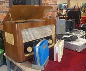 ​Stare radia, maszyny do liczenia, żelazka bez prądu. Skarby na IX Dniu Kolekcjonera w Lesznie