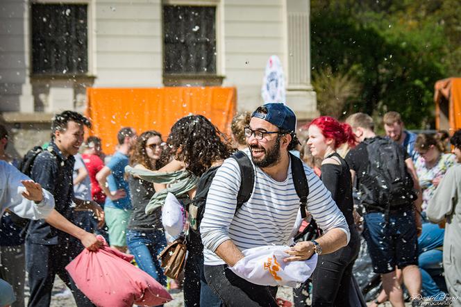 Nietypowa walka w centrum Krakowa: Zobacz zdjęcia z bitwy na poduszki! [GALERIA]