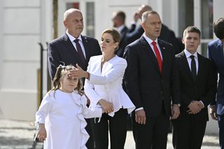 Sceny poruszające serca! Mała Kasia Nawrocka czekała na rodziców przed Pałacem [ZDJĘCIA]