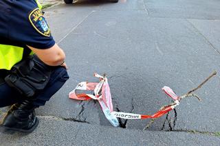 Zapadnięty grunt na poznańskiej ulicy. Dziura okazała się poważnym zagrożeniem