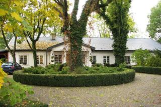 Ostrowąs, dwór z XVIII wieku