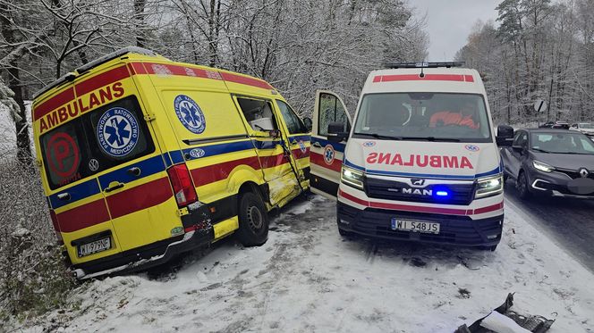 Zderzenie karetki pogotowia z samochodem dostawczym pod Warszawą. Ambulans zjechał na przeciwległy pas