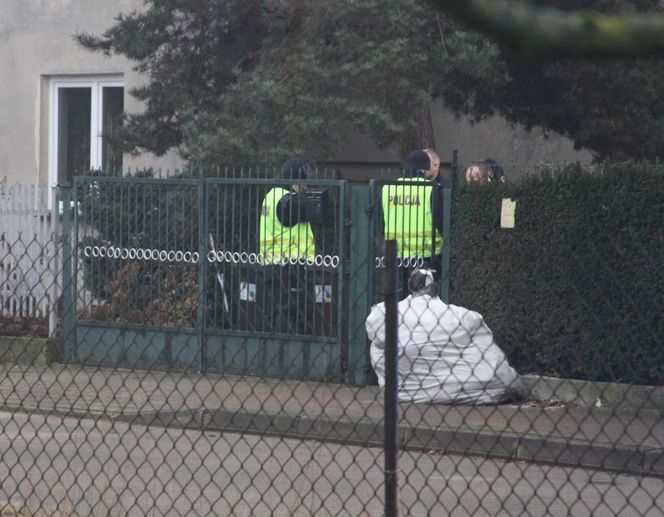 Sąsiedzi usłyszeli strzał, ciało kobiety leżało przy bramie. Nie żyje żona byłego policjanta